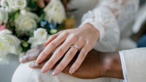 Mãos de noivos com anel de noivado