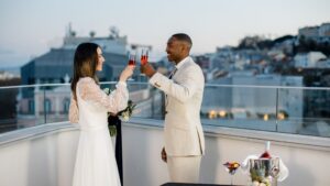 Noivos no rooftop do Turim Boulevard Hotel a brindar