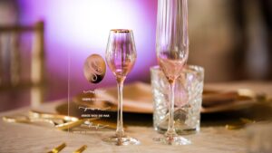 Detalhe de mesa de casamento com copos e pratos