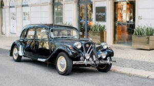 Carro antigo à porta do Turim Boulevard