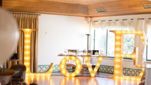 Letras LOVE numa sala de eventos