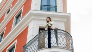 Noiva numa varanda de um dos quartos do Turim Boulevard Hotel, com um bouquet de flores