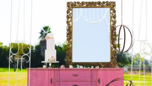 Aparador rosa com espelho e detalhes